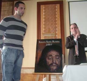 Juan Antonio Roldán y Juan Félix Montes junto al cartel premiado 
